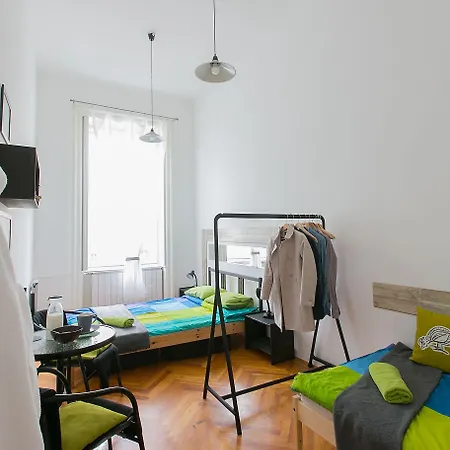 Friends & * Budapeste