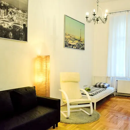 Friends & * Budapeste