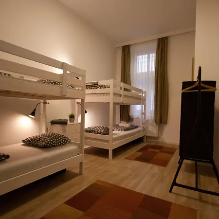 Friends & * Budapeste