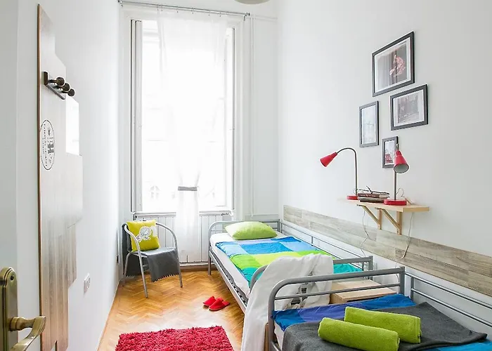 호스텔 Friends & *